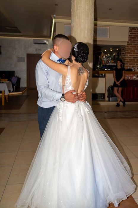 Булчинска рокля с блестящ тюл в долната част и подарък към нея воал