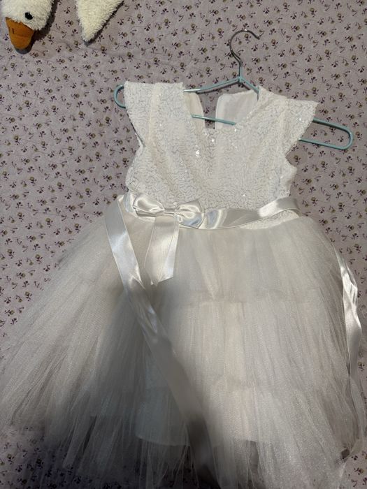 Продам платья для девочки на  3-4 года