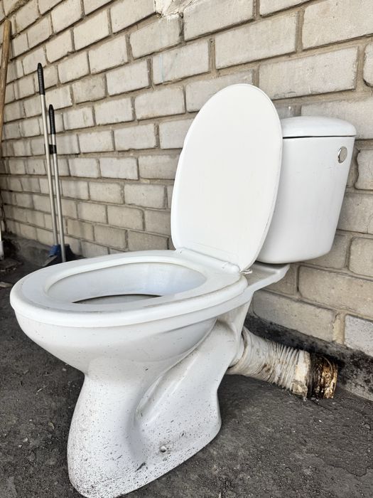 Продам Б/у унитаз.