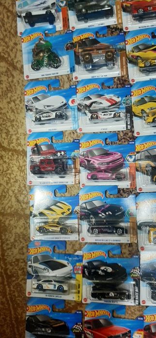 Vând 40 machete Hotwheels impecabile