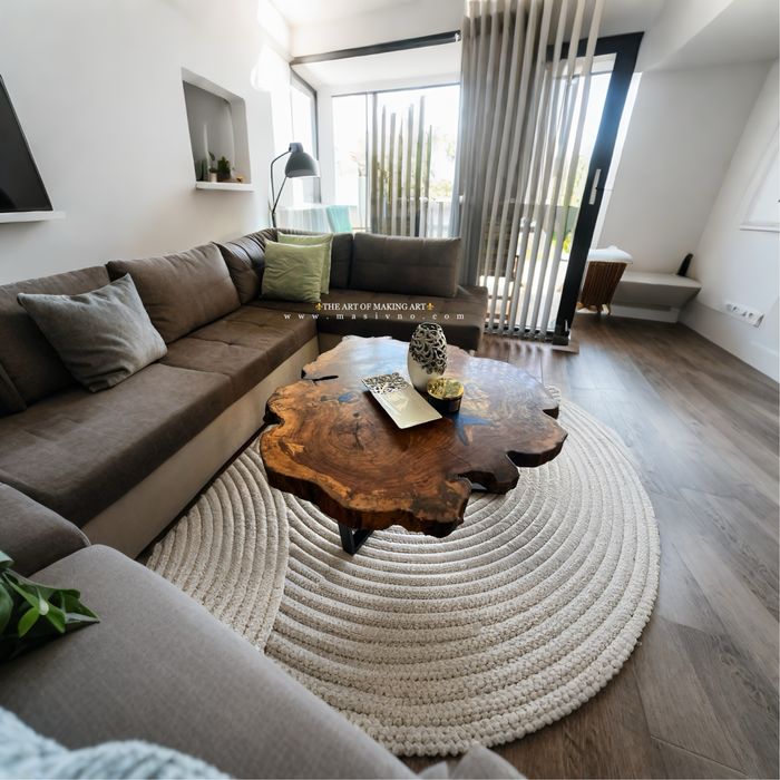 Маса от дърво и смола