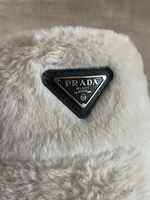 Зимна дамска шапка Prada