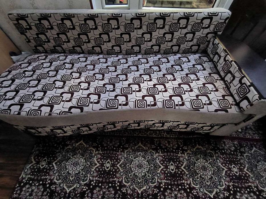 Divan sotiladi. 2 kishilik kravat bolib yoyiladi. Holati ideal.