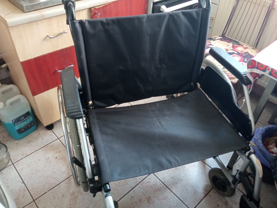 Scaun rotile  pliabil pentru persoane cu dizabilități XXL greutate până la 150 kg