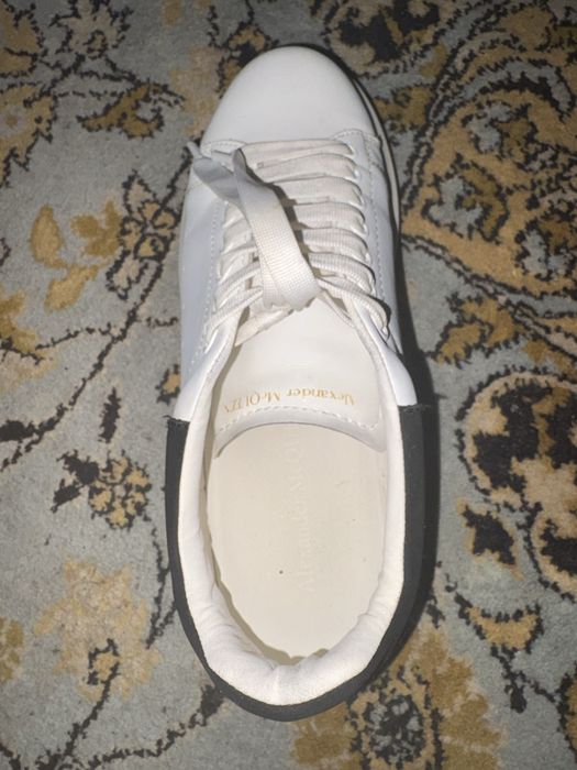 Alexander McQueen de vanzare