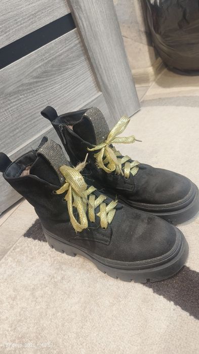 Продам сапоги. Кросовки.