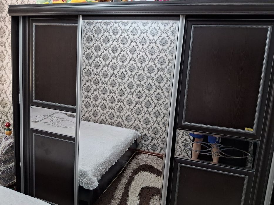 Двух спальни гарнитур. Шкаф. тримо и тумбочки