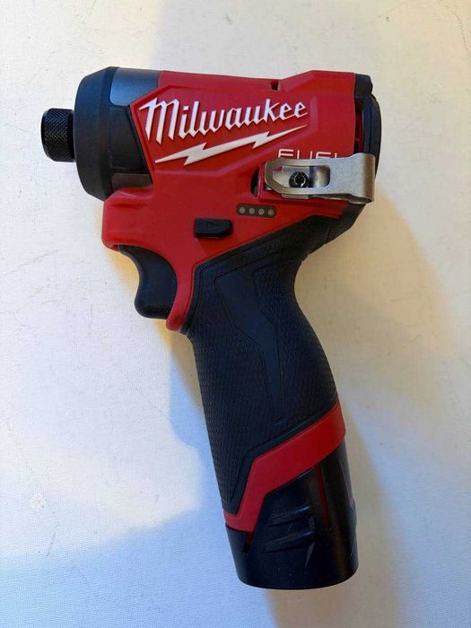 Milwaukee винтоверт M12 FID2-0