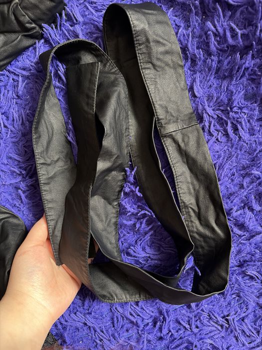 Черное кожаное платье с поясом