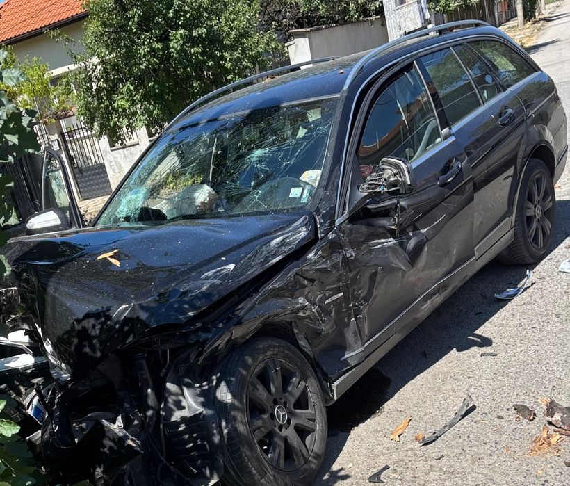 Продава се Мерцедес С200 бензин 184кс компресор на части или цял.