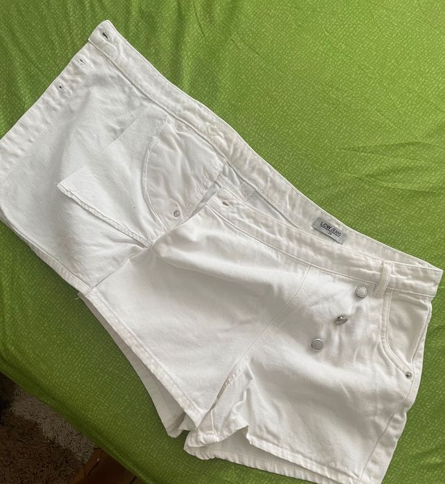Бели дънкови къси гащи