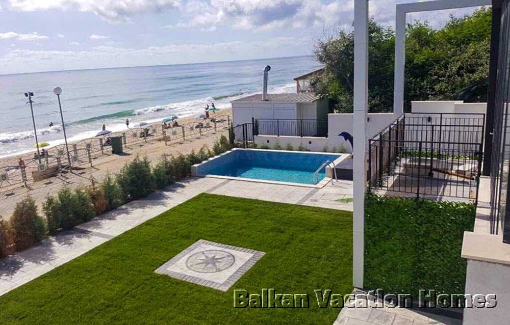 Spacious three-room luxurious apartment on the beach in Obzor