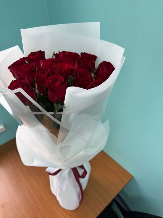 Красные розы 15 штук