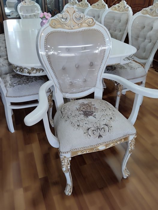 Гостинная мебель (стол и стулья)