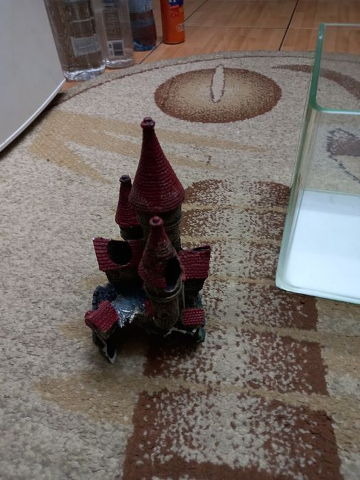 Vând acvariu și accesorii. O planta și un castel.