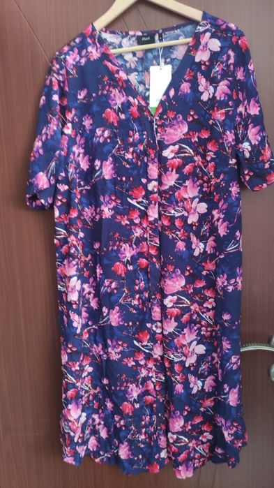 Рокля на цветя. Нова с етикет.