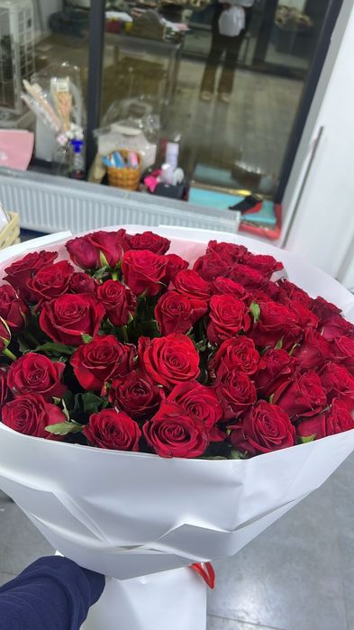 Продам цветы белые розы и красный