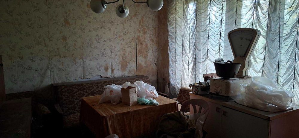 Продавам къща на 3 етажа. Къщата е 300 квадрата с двор който е около 300 квадрата. Къщата се намира в село Ковачите