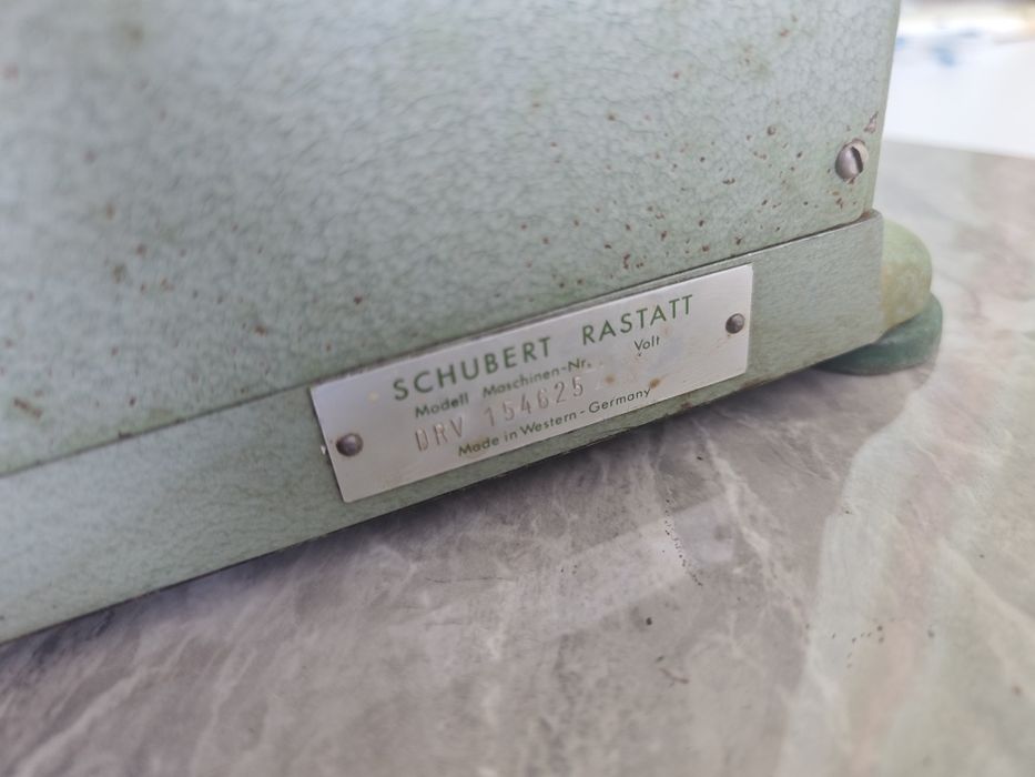 Стар механичен калкулатор Shubert DVR Немски