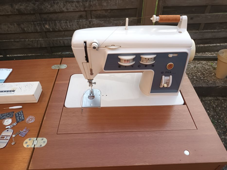 Mașină de cusut electrică SINGER 744