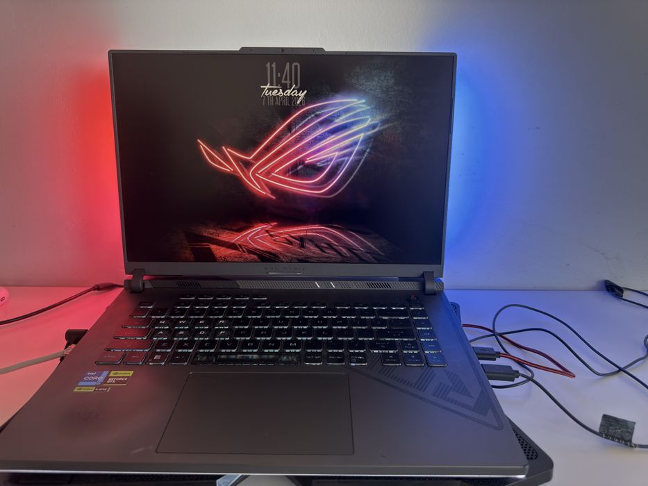 Laptop gaming ASUS ROG Strix G16 – RTX 4060, i7, 16GB RAM, 1TB SSD, ecran 1200p + accesorii