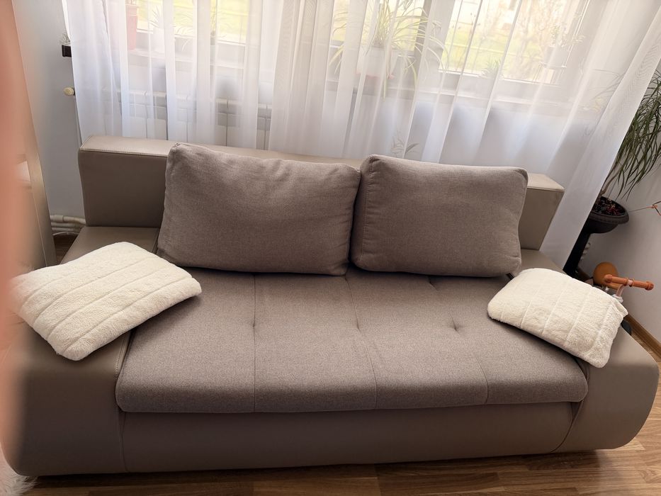 Canapea extensibila cu lada de depozitare