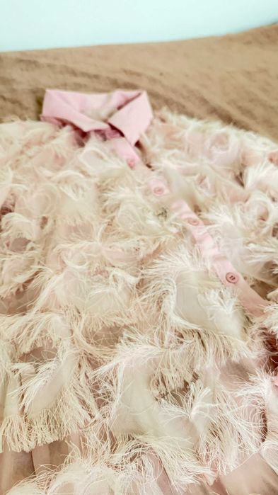 Розова риза с пера, дънки Calvin Klein