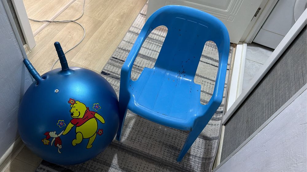 Продам стульчик и мяч