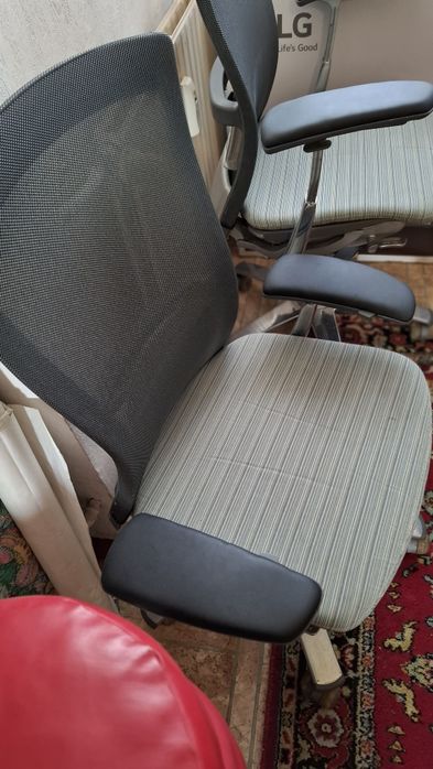 Ергономични офис столове "Knoll"-Life със регулираща лумбална опора.