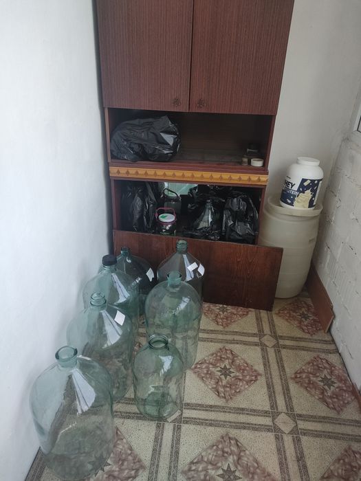 Бутыли для вина и прочего.