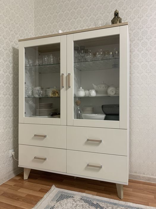 Сервант для посуды,в отличном состояний