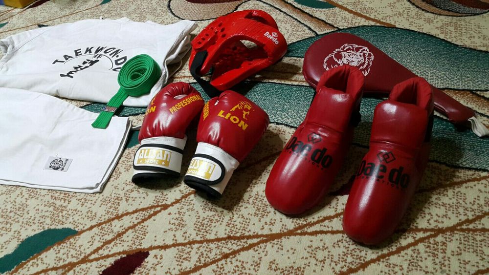 KARATE Komplekt.. { Kimano + Shlem + Perchatka + Aksesuar }. OPTOM