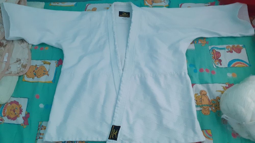 Продам кимоно 2 размера.