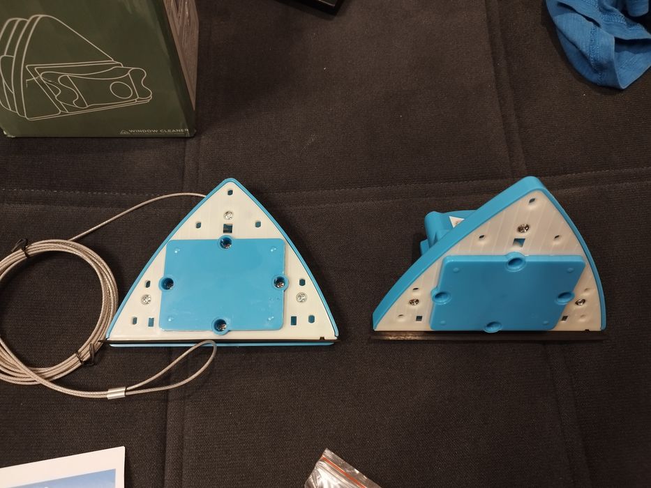 Dispozitiv magnetic dublu Baffect pentru curățarea geamurilor