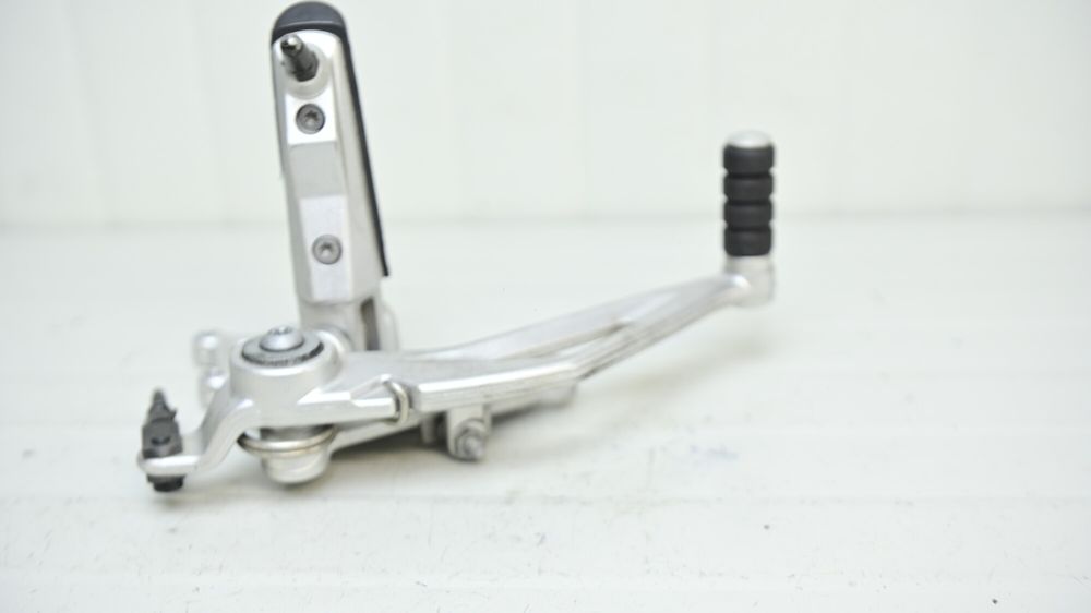 BMW R1200R K27 Suport Scarita Fata Dreapta Cu Pedala Frana