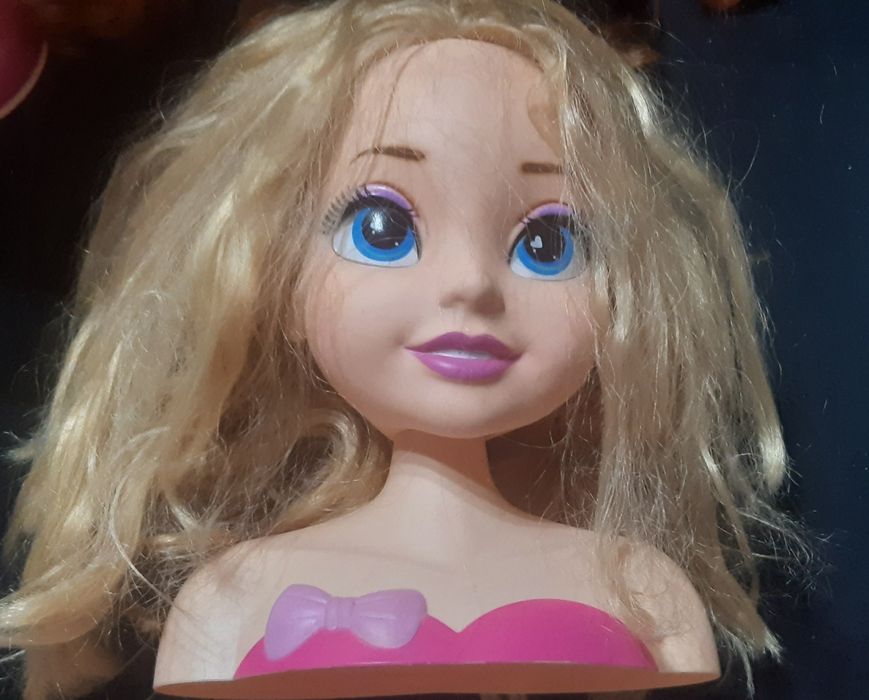 Vand capete de papusa pentru coafat