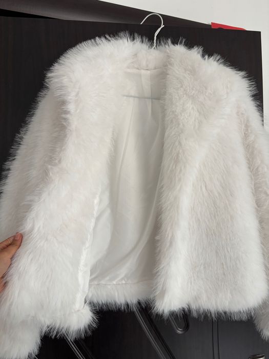 Бяло зимно яке. С тънък косъм
