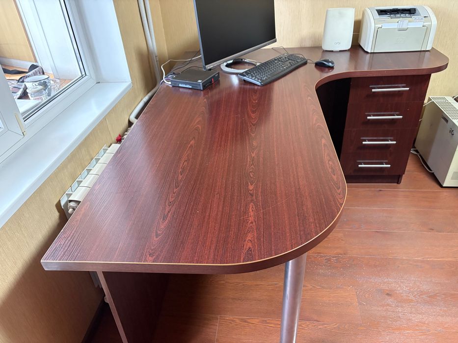 Стол письменный  в отличном состоянии