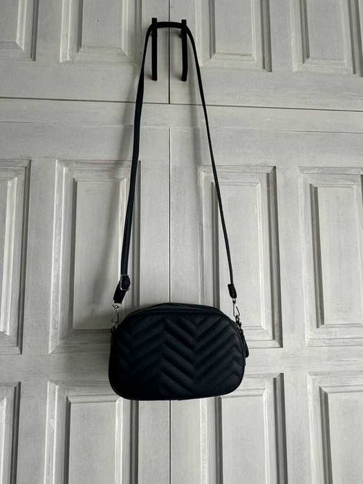 Малка чанта с дълга дръжка