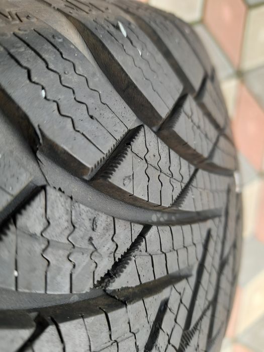 Vand 2 anvelope de iarna 175 65 r14 MAXXIS aproape noi