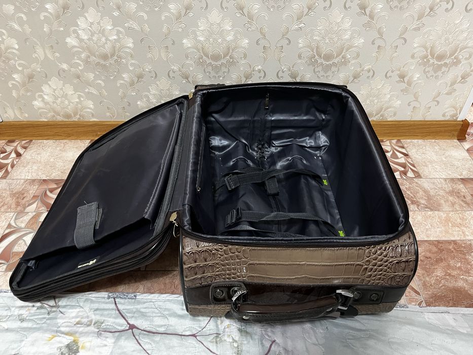 Продам чемодан на колесиках