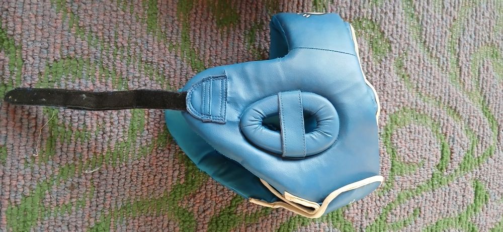 Боксёрские перчатки и шлем