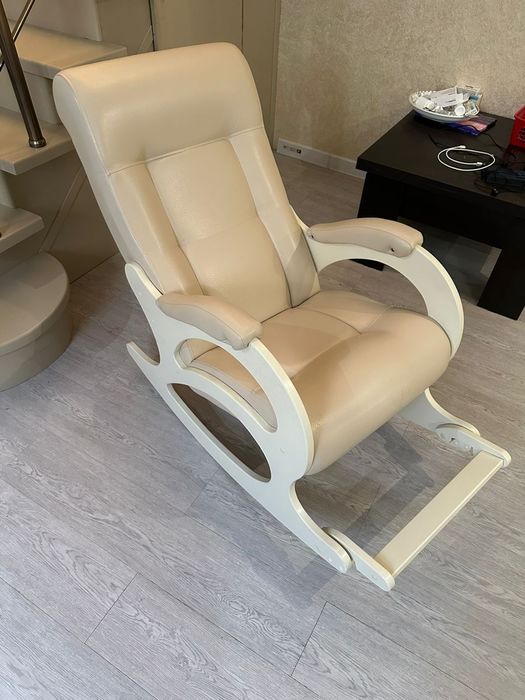 Кресло качалка дерево  кожа