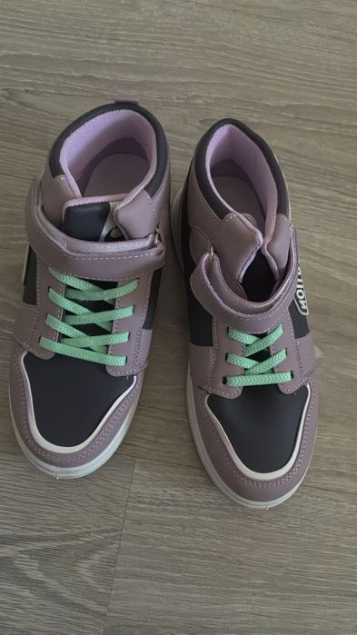 Продам кроссовки для девочки