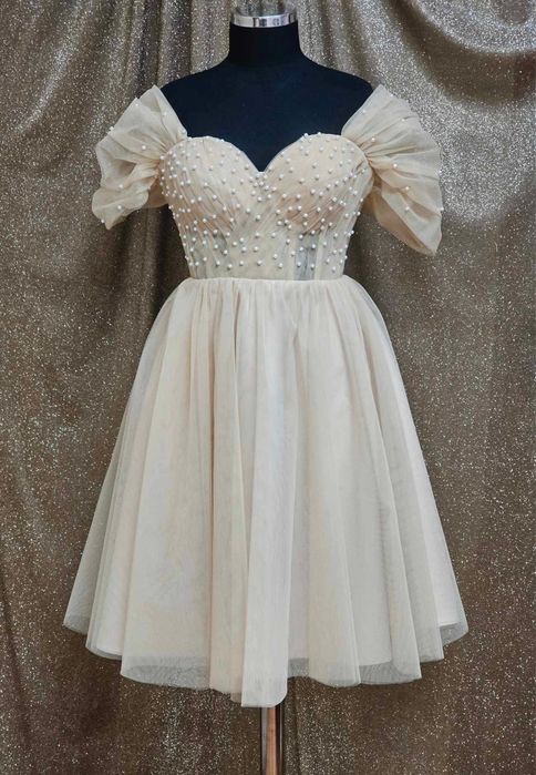 Бежова рокля с перлички