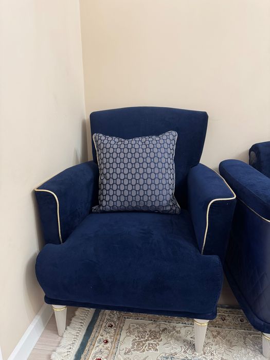 Диван для дома с двумя креслами