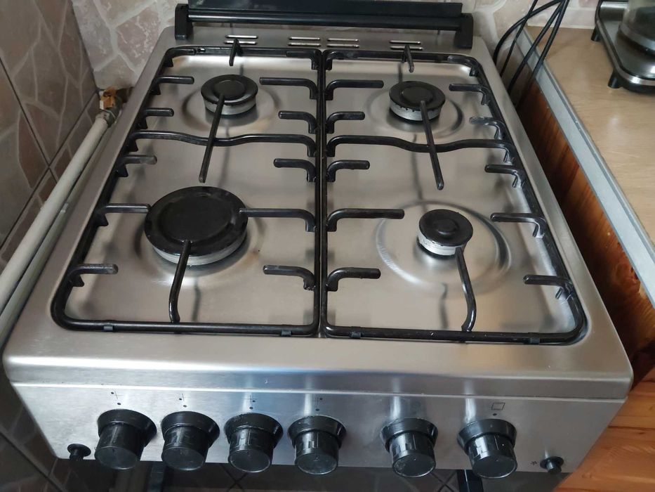 Aragaz Beko, inox, aprindere electrică, 4 arzatoare, gril.