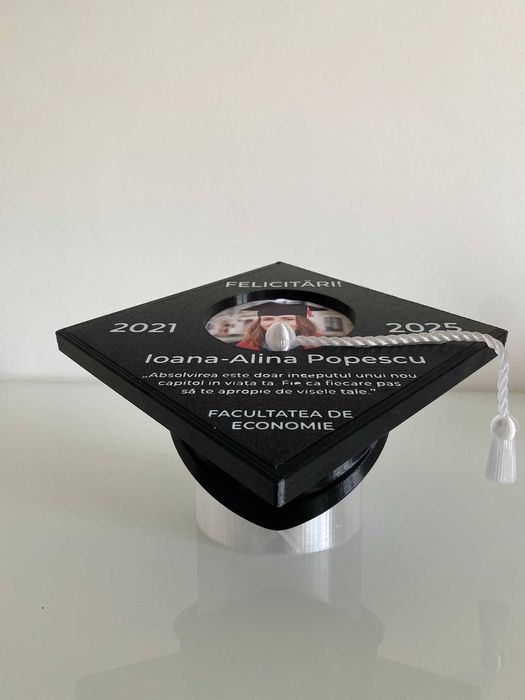 Ramă Absolvire 3D – Personalizată cu Nume, Promoție, Text – Cadou Unic