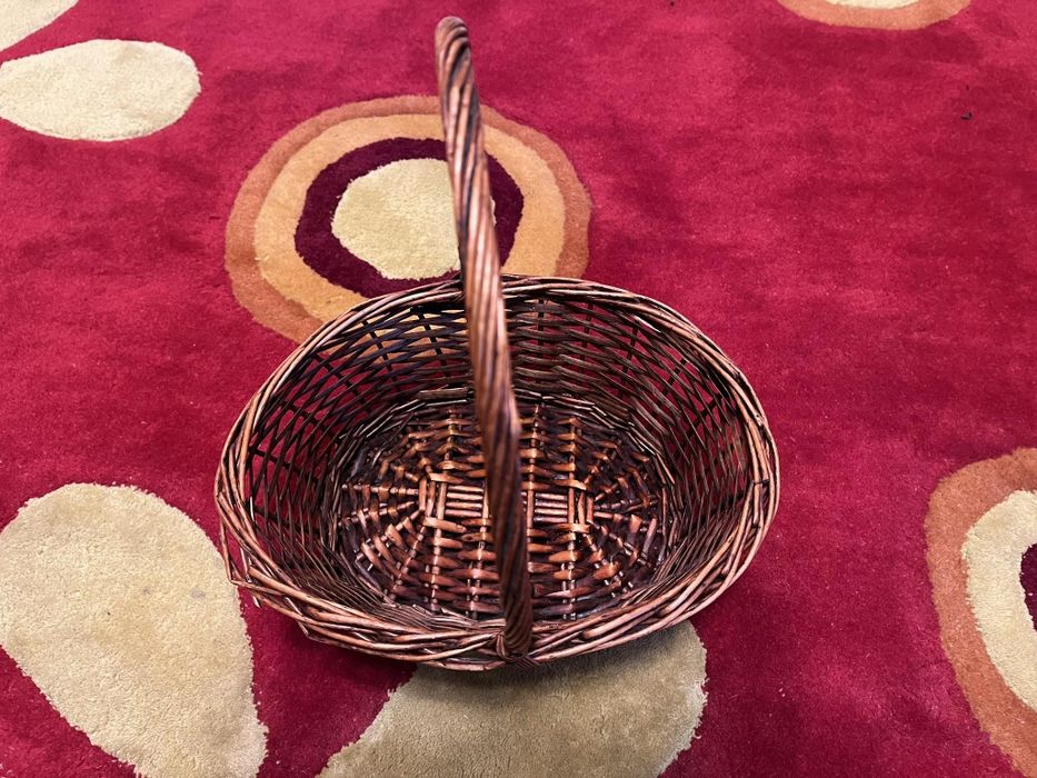Плетена кафява кошница