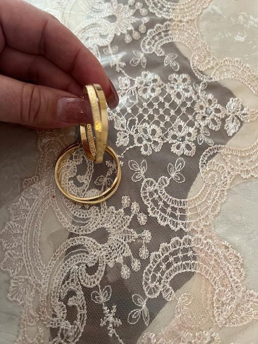 Продам золотые серьги